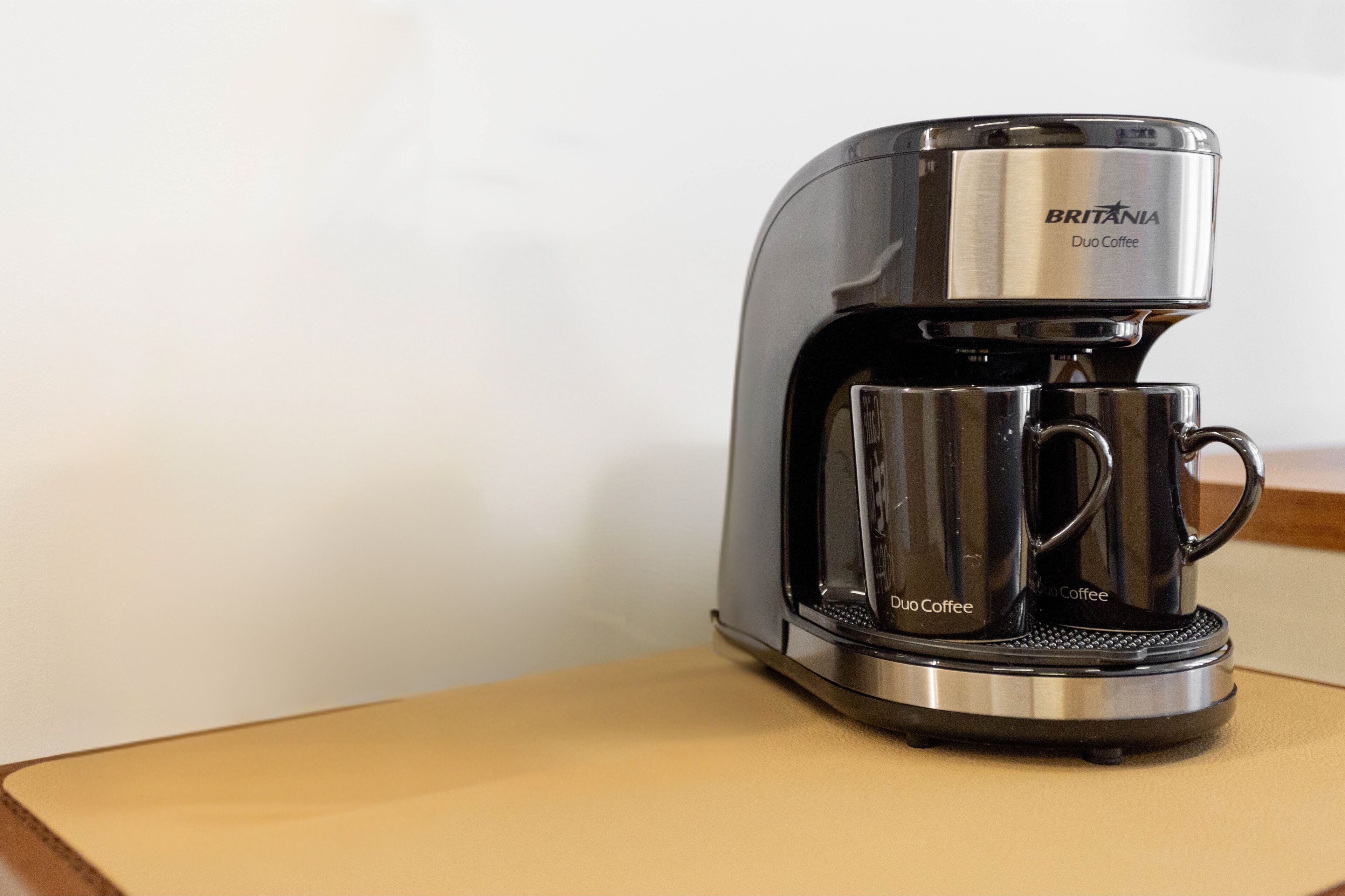 Eine BRITANIA Duo Kaffeemaschine steht auf einem Tisch.