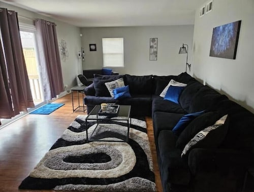 Close to downtown Naperville 3 Bed 2.5bath/Pets OK, Garage and utilities incl.