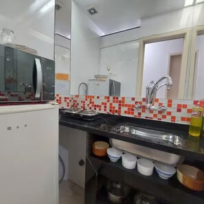 Mikrobølgeovn, kokeplater, kjøkkenutstyr og fryser