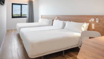 Familiekamer, Meerdere bedden | Een kluis op de kamer, een bureau, geluiddichte muren