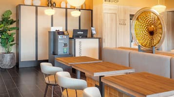 Daily continental breakfast (EUR 11.50 per person)