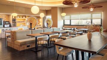 Dagelijks continentaal ontbijt (EUR 11.50 per persoon)