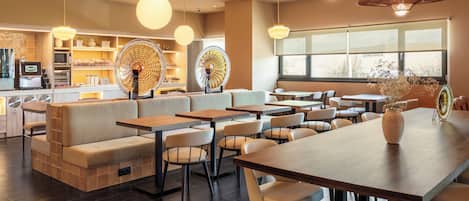 Kontinental frukost varje dag (EUR 11.50 per person)