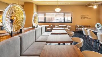 Dagelijks continentaal ontbijt (EUR 11.50 per persoon)