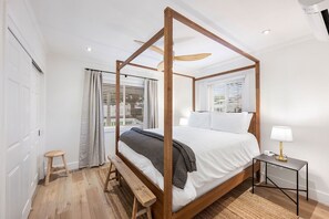 4 bedrooms, desk, iron/ironing board, WiFi