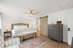 4 slaapkamers, een strijkplank/strijkijzer, reisbedje, gratis wifi