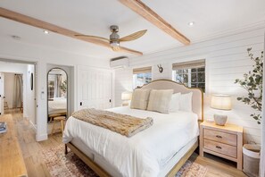4 chambres, bureau, fer et planche à repasser, lit de bébé portatif