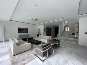 Smart-TV og stereoanlegg