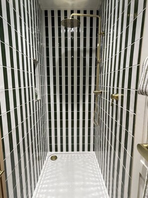 Doppia Standard | Bagno | Asciugacapelli, asciugamani, carta igienica