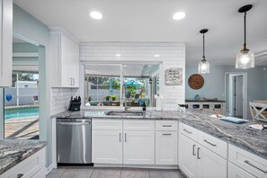 Køleskab, mikrobølgeovn, ovn, kogeplade