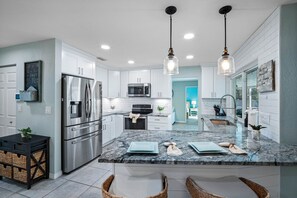 Køleskab, mikrobølgeovn, ovn, kogeplade