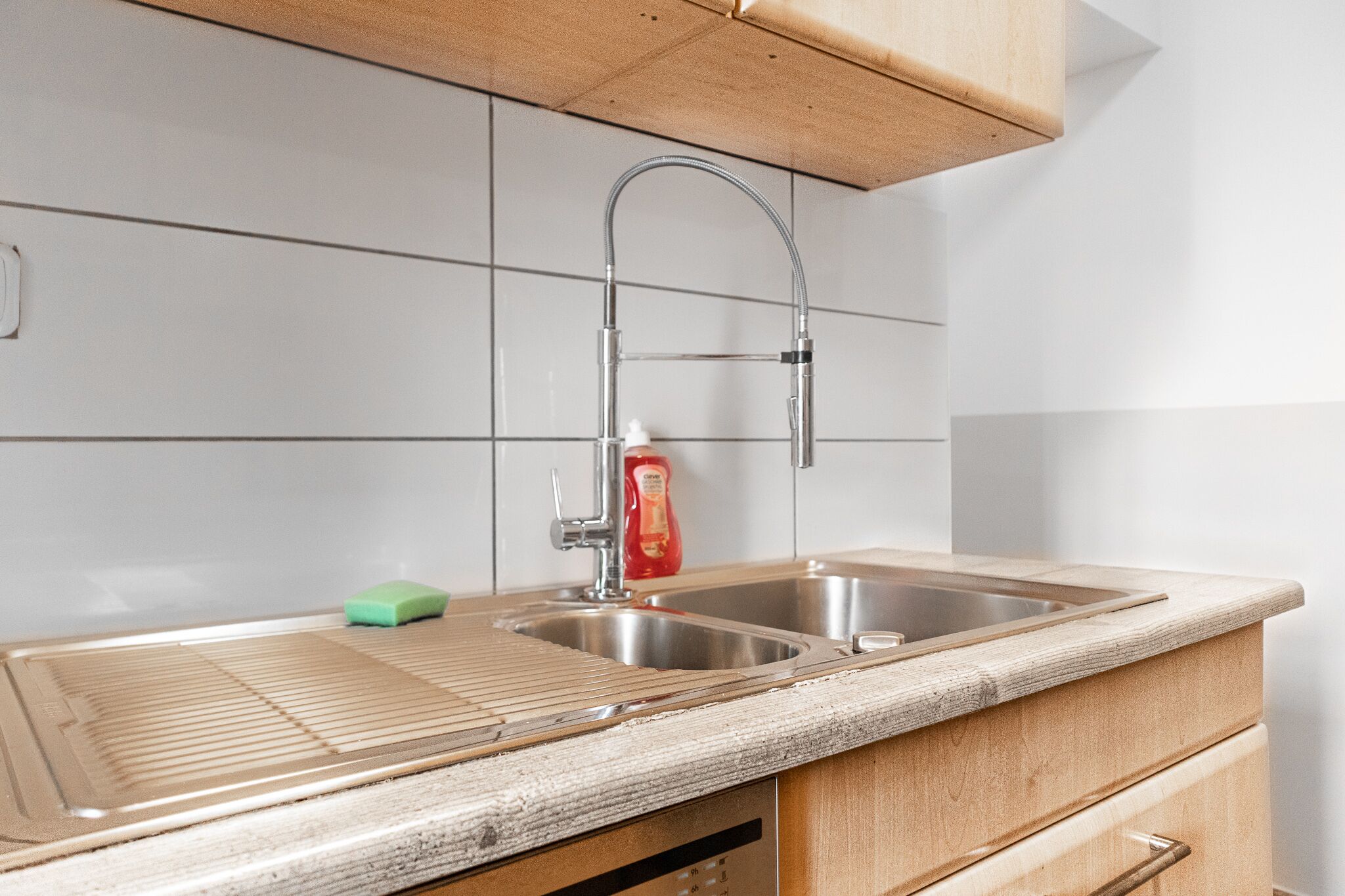 Køleskab/fryser i fuld størrelse, ovn, kogeplade, brødrister