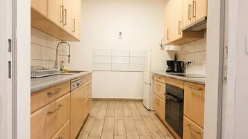 Kjøleskap, ovn, kokeplater og brødrister