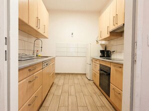 Full-sized fridge, oven, stovetop, toaster - Relaxing 2BR shared Apt. U3 Enkplatz (Vienna)