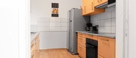 Full-sized fridge, oven, stovetop, toaster