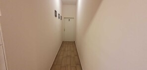 标准三人房 | 办公桌、免费 WiFi