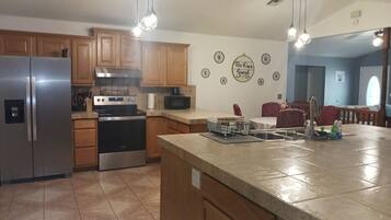 Four à micro-ondes, un four, surface de cuisson, lave-vaisselle