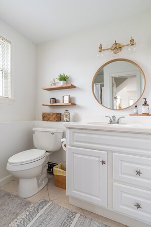 Douche, sèche-cheveux, serviettes fournies, papier toilette