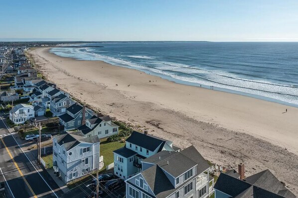 Plage, chaises longues, serviettes de plage
