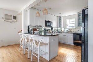 Een koelkast, een microgolfoven, een oven, een kookplaat