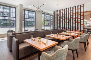 Breakfast and dinner served, local cuisine - Cambria Hotel Denver Downtown RiNo (Denver)
