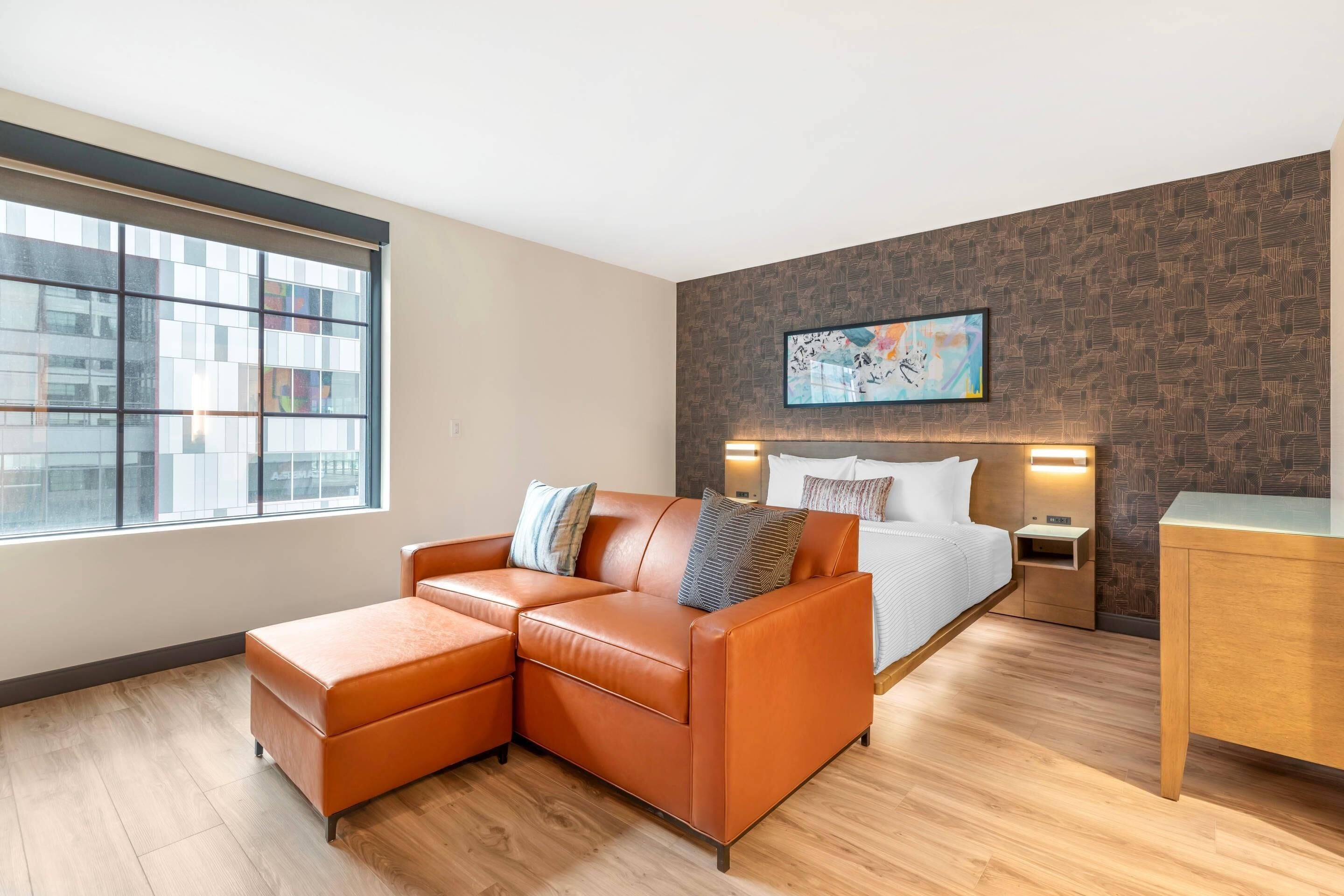 Hochwertige Bettwaren, Schreibtisch, laptopgeeigneter Arbeitsplatz