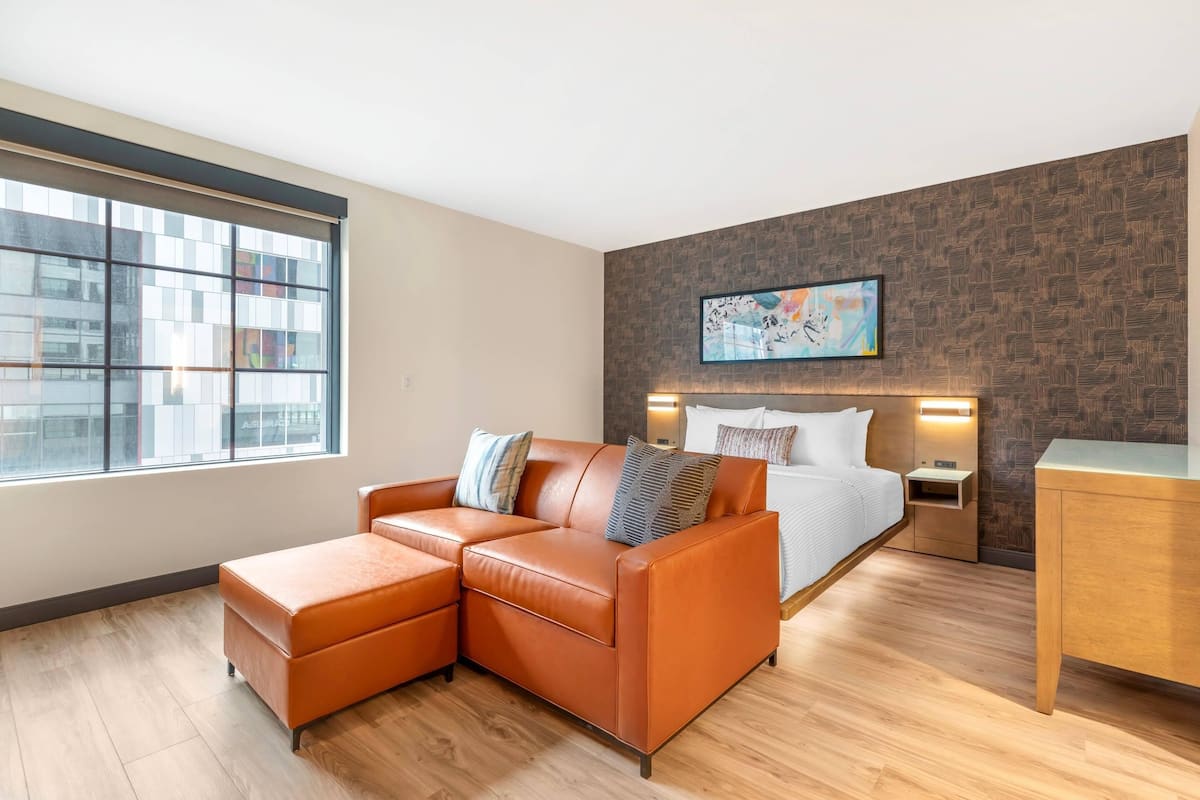 Hochwertige Bettwaren, Schreibtisch, laptopgeeigneter Arbeitsplatz