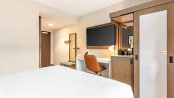 Room, 1 King Bed, Non Smoking | Biancheria da letto di alta qualità, una scrivania, postazione laptop