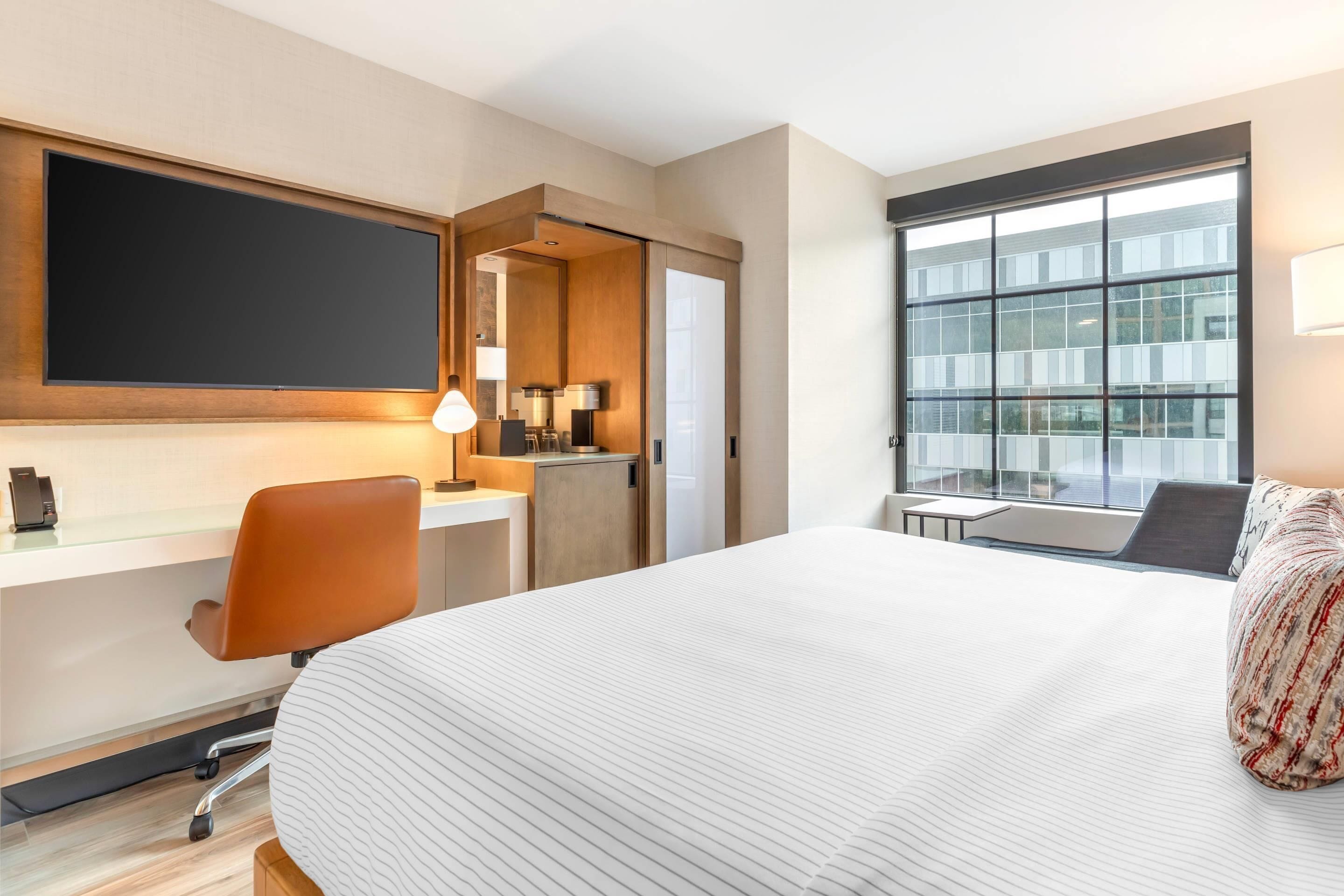 Room, 1 King Bed, Non Smoking | Sengetøy av topp kvalitet, skrivebord og skrivebord for bærbar PC