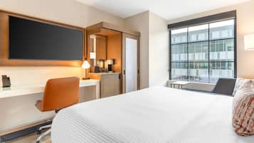 Room, 1 King Bed, Non Smoking | Prémium ágynemű, íróasztal és laptophoz jól használható munkafelület