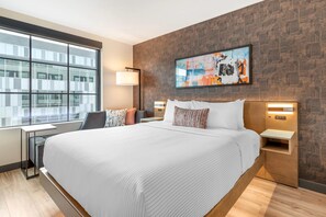 Room, 1 King Bed, Non Smoking | Hochwertige Bettwaren, Schreibtisch, laptopgeeigneter Arbeitsplatz