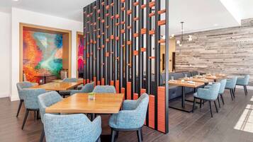 Se sirven desayunos, cenas y cocina local