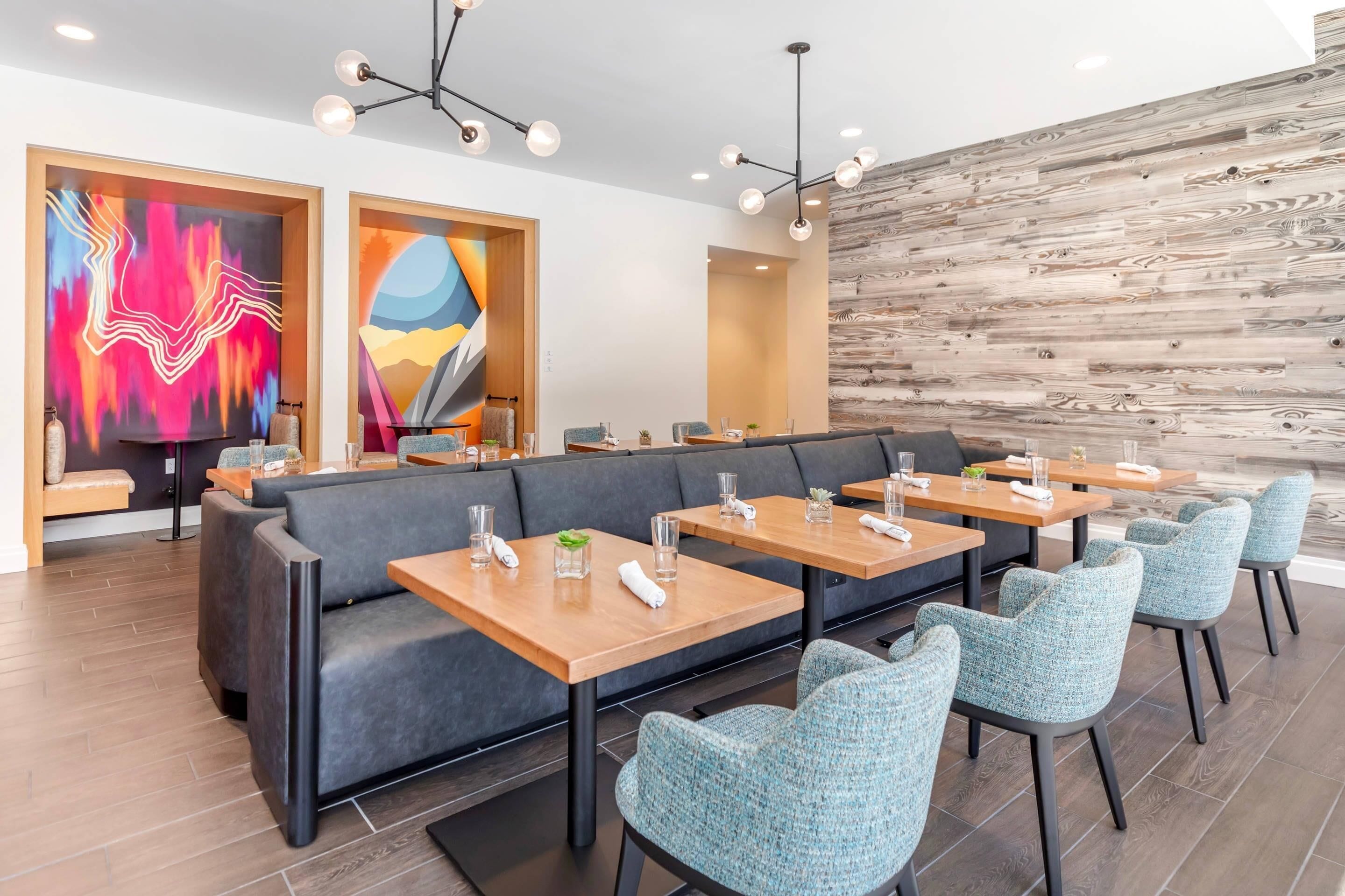 供應早餐及晚餐；本地菜