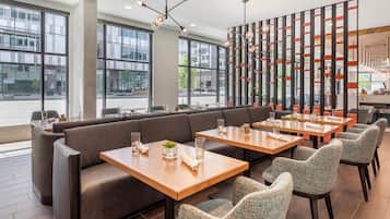 Aperto a colazione e cena, cucina locale