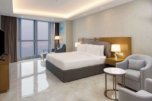 Luxe beddengoed, een minibar, een kluis op de kamer, een bureau