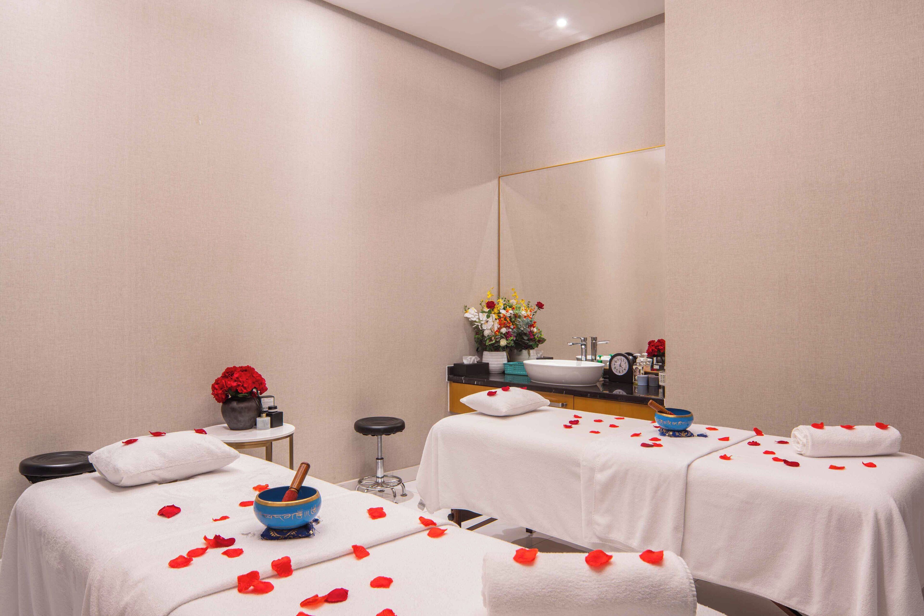 Couples treatment room(s), sauna, hot stone massages
