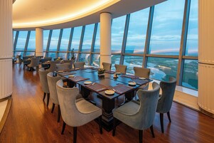 2 restaurantes; se sirve desayuno, almuerzo y cena; cocina fusión