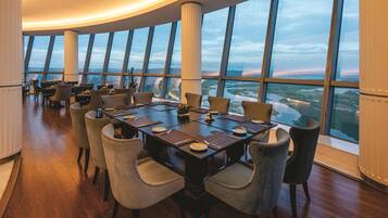 2 restaurants; breakfast, lunch, dinner, and brunch served