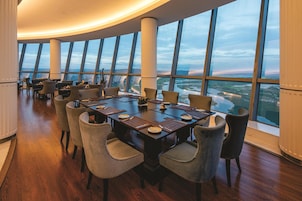 2 restaurantes; se sirve desayuno, almuerzo, cena y brunch