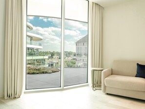 Chambre, 1 très grand lit, accessible aux personnes à mobilité réduite | Coin séjour