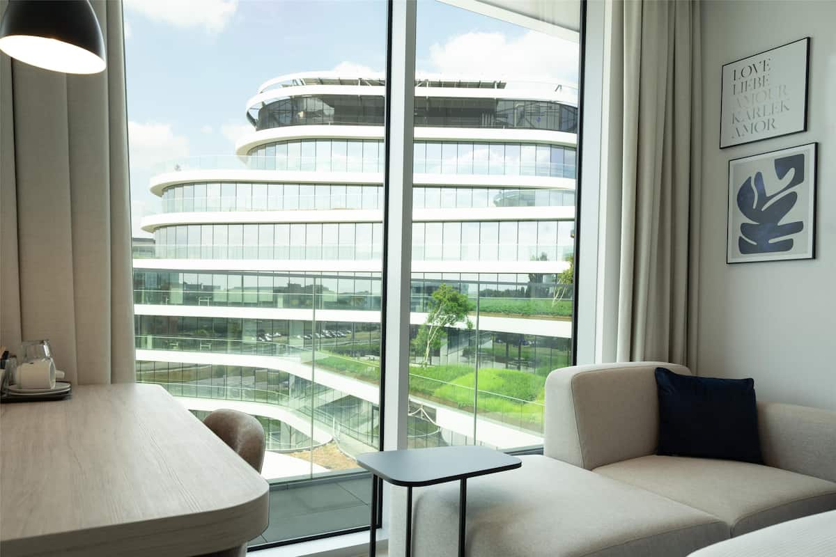 Quarto, 1 cama King | Roupas de cama premium, edredons de pluma, frigobar, cofres nos quartos