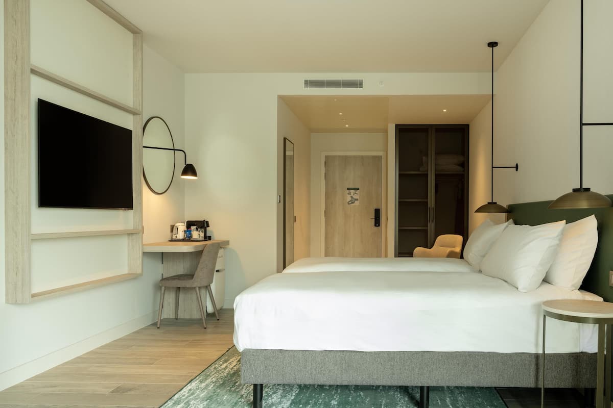 Camera, 1 letto king, accessibile ai disabili | Copriletto in piuma, minibar, una cassaforte in camera, una scrivania