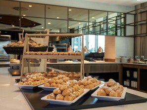 Daily buffet breakfast for a fee - Hilton Garden Inn Brussels Airport (Machelen)