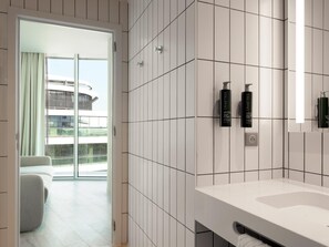 Dutxa, capçal de dutxa tipus cascada i articles de tocador gratuïts 