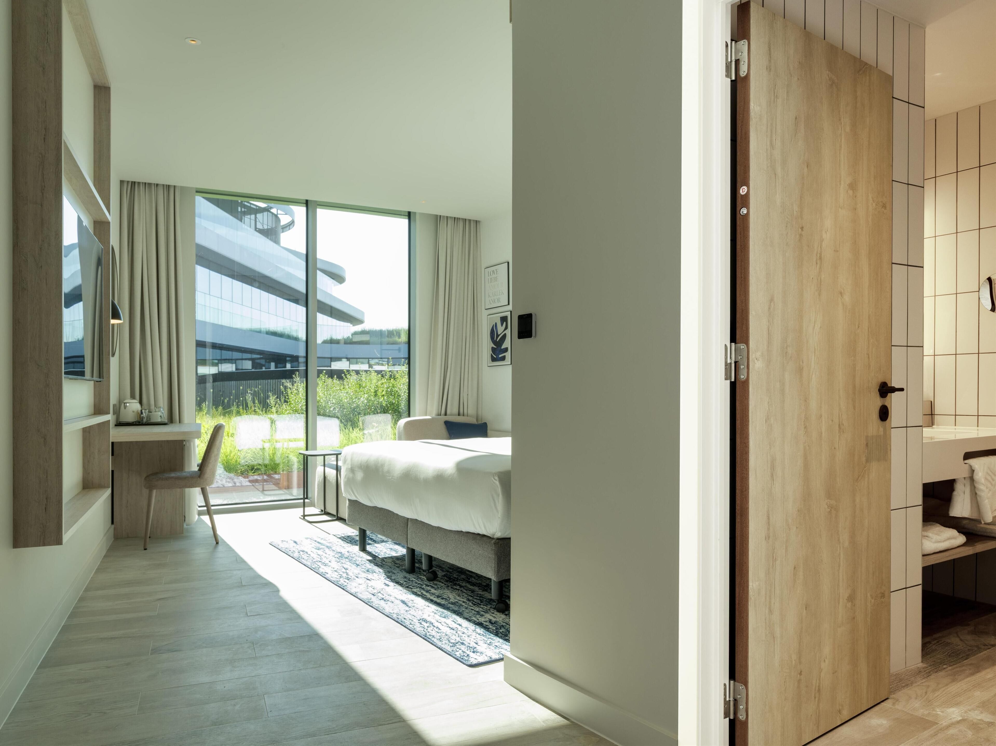 أغطية فراش متميزة وألحفة محشوة بالريش وميني بار وخزنة داخل الغرفة