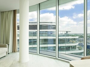 55-inch LCD TV with satellite channels - Hilton Garden Inn Brussels Airport (Machelen)