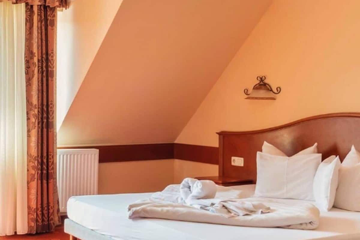 Habitación básica con 1 cama matrimonial o 2 individuales | Wifi gratis y ropa de cama