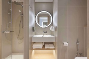 Bathroom shower - Hampton By Hilton Kuwait Salmiya (Salmiya)