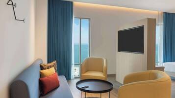 Room, 1 Queen Bed, Non Smoking | Living area | 55-inch LED TV with satellite channels