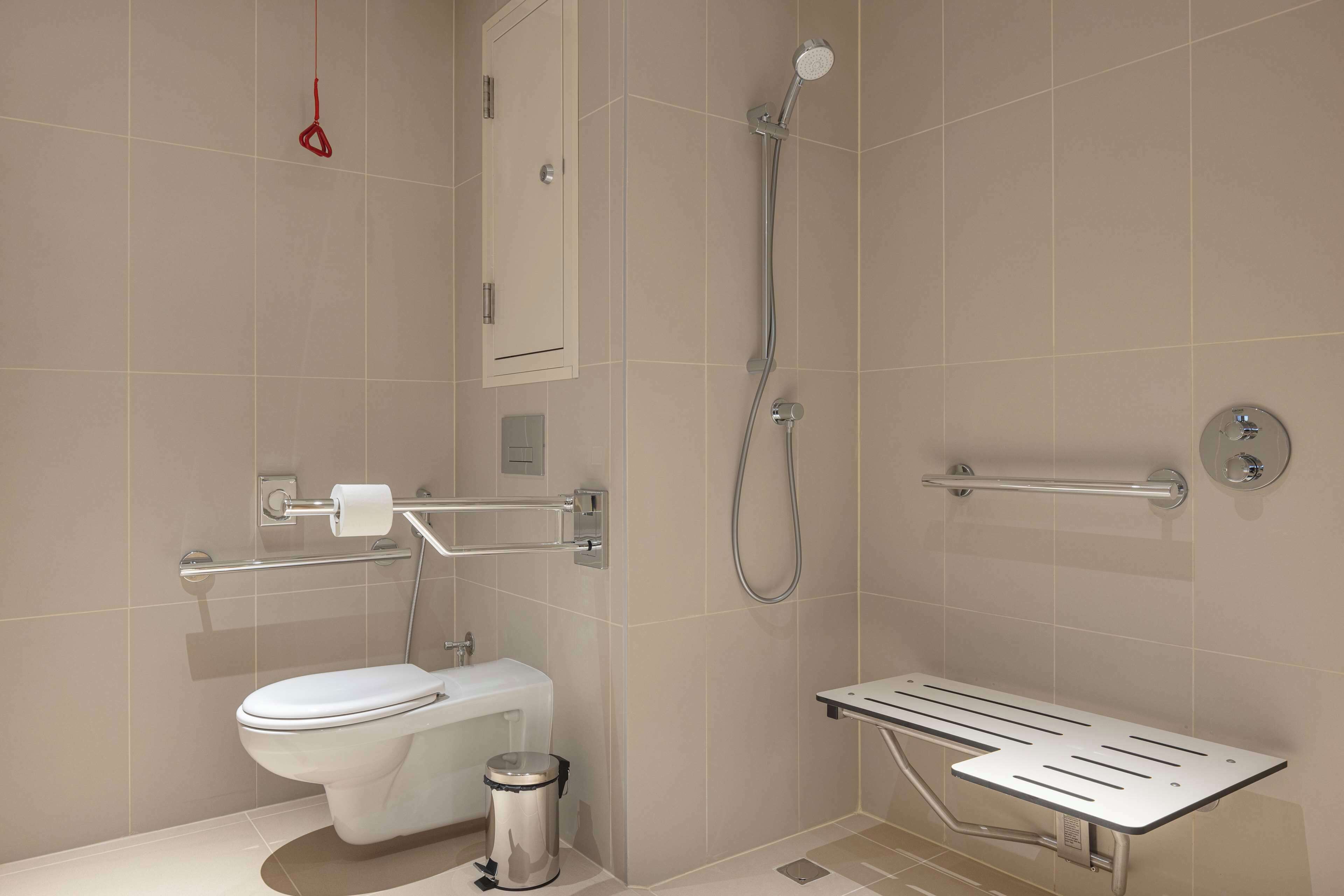 Une salle de bain moderne équipée de toilettes, d’un bidet et d’une douche.